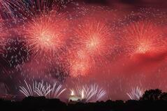 祝賀花火85万発 大気汚染6倍超