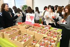 イチゴや銘菓 マルシェ好評