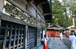 三猿をすす払い 日光東照宮