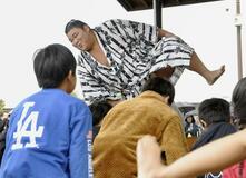 寄贈の土俵で小中生と稽古