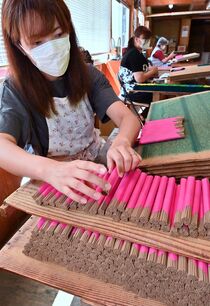 「杉線香」一束ずつ手際よく　日光