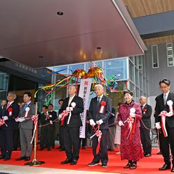 新栃木県自治会館が完成　大谷石板など県産材活用　旧会館跡地にコンビニ整備、27年５月完成へ