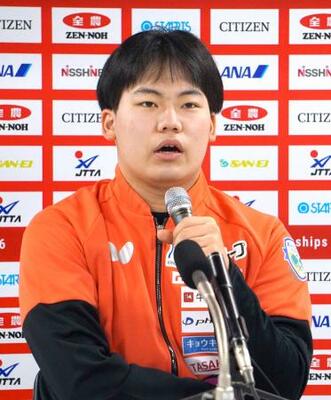 記者会見で抱負を述べる卓球男子の松島輝空=21日、東京体育館