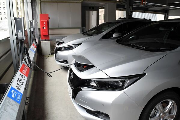藤井産業がＪＲ宇都宮駅東口の駐車場に配置した取引先向けのＥＶ＝宇都宮市