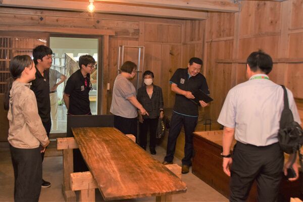 完成した施設を視察する協議会会員ら