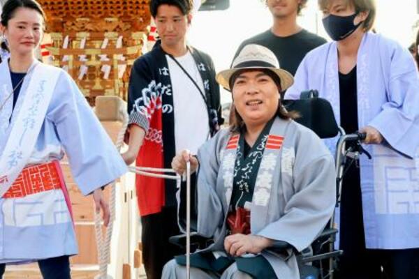 　車いすで祭りの会場に到着したＬＵＮＡ　ＳＥＡの真矢＝神奈川県秦野市
