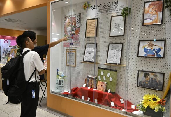 漫画の複製原画などが展示された「ちはやふる展」