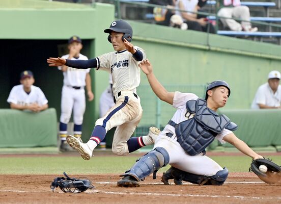５回、宇商の二走・浅見（左）が遊ゴロの間に一気に本塁を陥れる＝清原