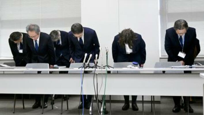 記者会見で謝罪する千葉県がんセンターの加藤厚病院長(右から3人目)ら=6日午後、千葉市