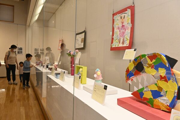 子どもたちの個性あふれる作品が並ぶ会場