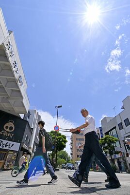 梅雨の合間、県都宇都宮でも強い日差しが照りつけた＝24日午後０時40分、宇都宮市江野町