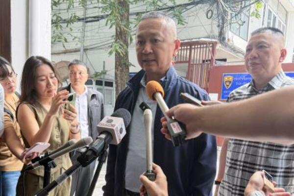 　タイ警察の施設で取材に応じるタッチャイ副長官（右から２人目）＝６日、バンコク（共同）