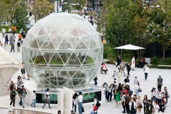 　大阪・関西万博の会場に展示された地球儀形の食糧生産装置「アクアポニックス」＝２０２５年１０月、大阪市此花区の夢洲