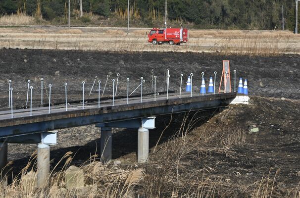 河川敷の下草と橋の一部が焼けた現場＝18日午後3時20分、大田原市片府田