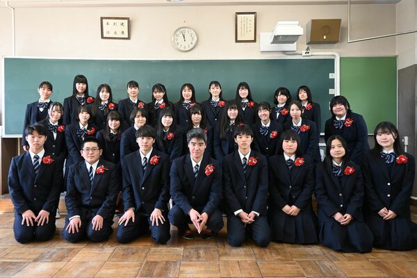 介護福祉士の国家試験に合格した佐野松桜高介護福祉科の今春の卒業生（同校提供）