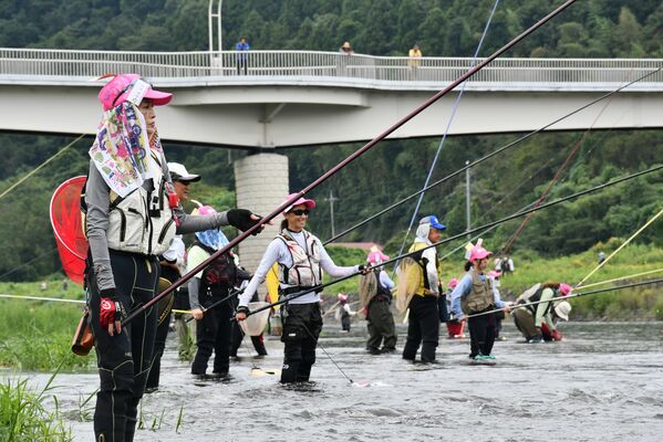那珂川で開かれた女性対象のアユ釣り大会