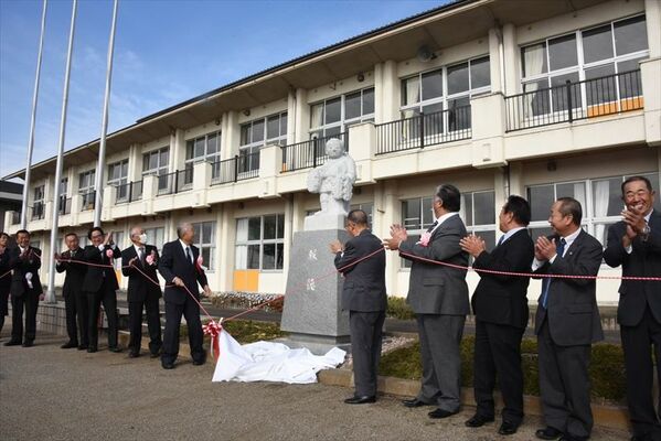 幕が外される旧長沼北小の２代目二宮金次郎像
