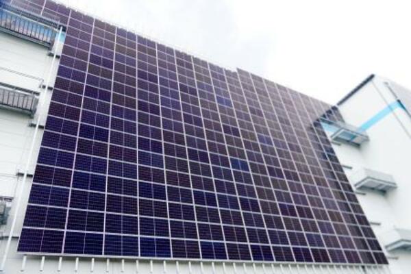 　「名古屋みなとフルフィルメントセンター」の外壁に設置された太陽光パネル＝１７日午後、名古屋市