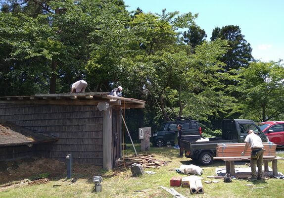 集会所の修繕作業に取り組むチーム日光のメンバーたち（小坂さん提供）