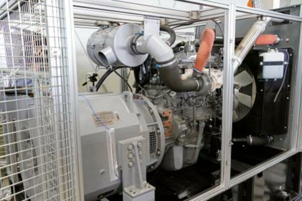 JR東海が開発する、水素エンジンと蓄電池を使ったハイブリッドシステム=7日午前、愛知県小牧市