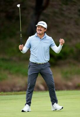 　最終日、ウイニングパットを決めガッツポーズする佐藤大平。通算２０アンダーでツアー初勝利を果たした＝成田ヒルズＣＣ