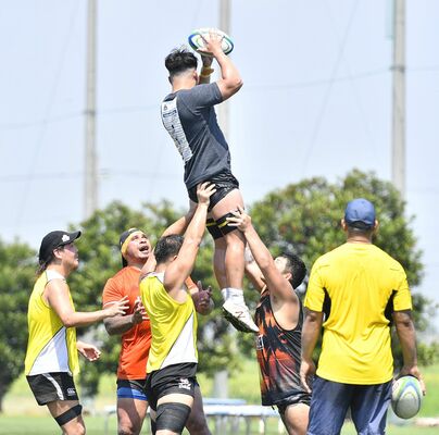 ラインアウトの練習に汗を流すヴォルツの選手たち＝白鴎大ラグビー場
