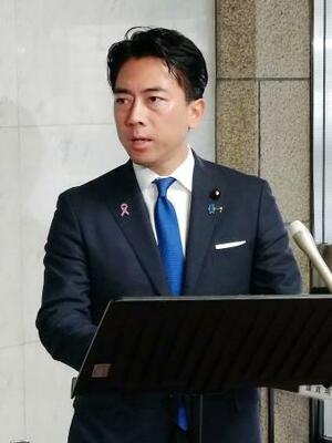 　記者会見で日韓防衛協力について述べる小泉防衛相＝１８日午前、国会