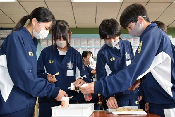 かんぴょうチップスに味付けをする生徒ら