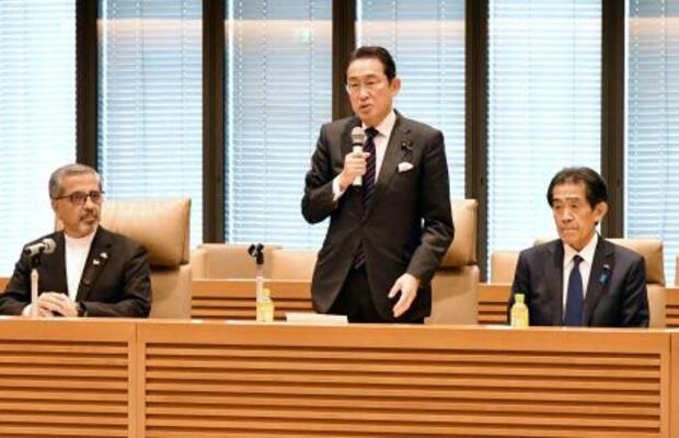 自民党の日本・イラン友好議員連盟であいさつする岸田元首相(中央)。左はセアダット駐日イラン大使=26日午前、国会