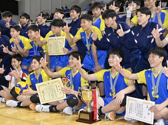 男子で４４度目の優勝を果たし、ポーズをとる足大付の選手たち