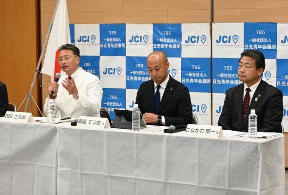 立候補を表明している（左から）武田氏、瀬高氏、粉川氏＝１日のオンライン討論会