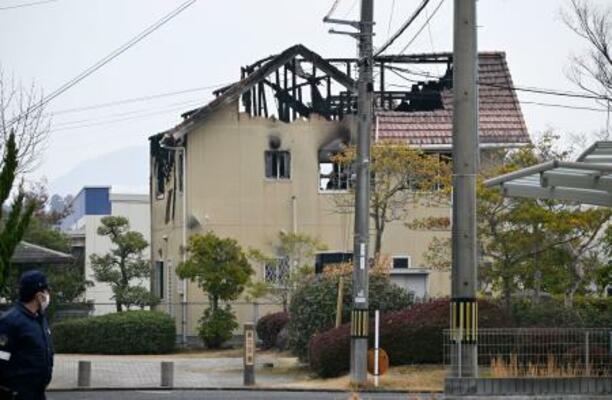 　火災が発生し、敷地内で血を流して倒れている男性が発見された住宅＝１６日午前１０時１８分、広島県東広島市