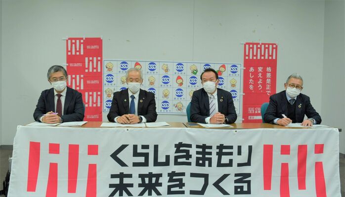 春闘方針を発表する吉成会長（右から２人目）ら連合栃木幹部＝１７日午後、県庁