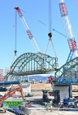 足利の中橋。移設される中央部のアーチ＝2025年2月25日