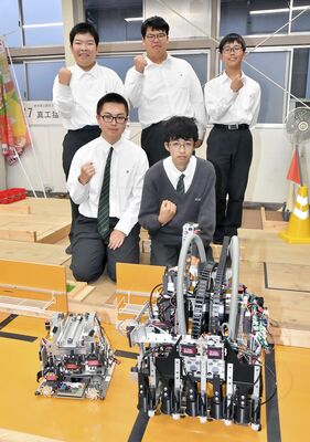 二つのロボットを前に健闘を誓う５人