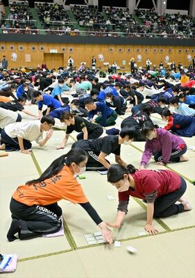 真剣な表情で札を取り合う選手たち＝28日午前11時30分、宇都宮市元今泉５丁目