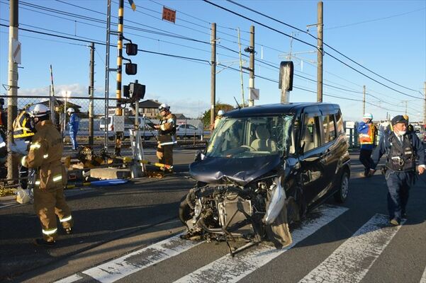 電車と衝突し大破した軽乗用車＝20日午後３時35分、小山市間々田
