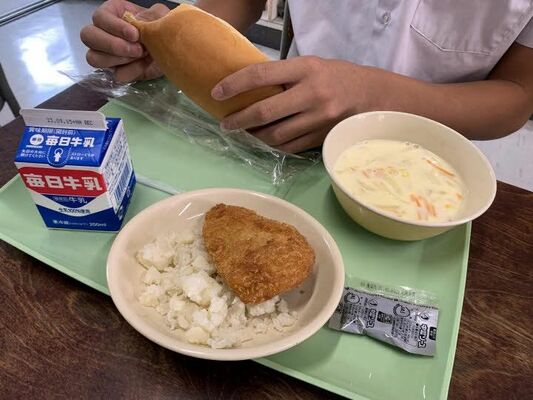 ９月のある日の広島市立中の給食。この学校の食事時間は２０分