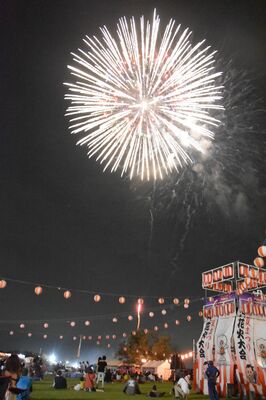晩夏の夜空を彩った花火の大輪