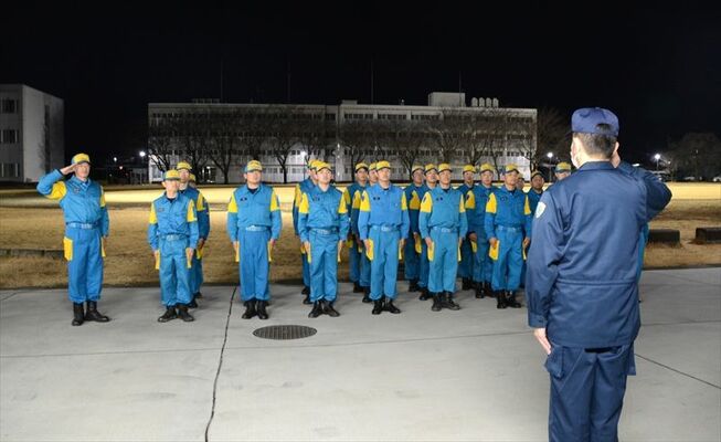 被災地からの帰還を報告する相馬小隊長（左端）ら＝５日午後５時35分、宇都宮市若草２丁目