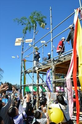 餅や菓子がまかれたミニ上棟式