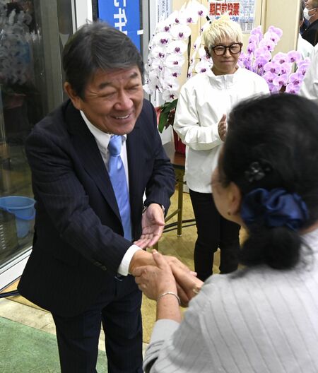 11回目の当選を果たし支持者と握手する茂木氏＝27日午後８時30分、足利市南町