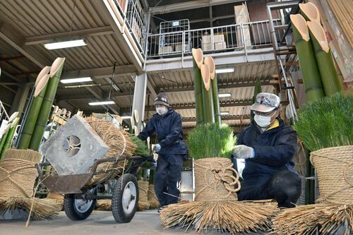 最盛期を迎えた門松作り＝宇都宮市泉町