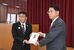 財団理事長に寄付金の目録を手渡す大矢会長（右）＝17日午後、県教育会館