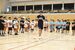 高島選手（中央）から技術指導を受ける子どもたち