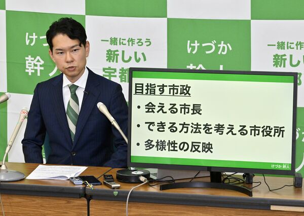 出馬会見で決意を述べる毛塚幹人氏＝11日午後、県庁記者クラブ　