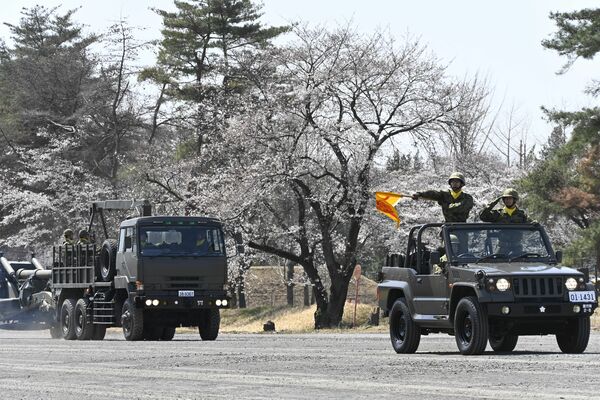 装甲車など計56台の車両が走行した観閲行進=5日午前、宇都宮市茂原1丁目