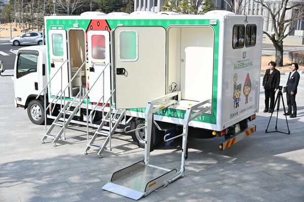 県が４月から運用を始める災害派遣用トイレカー＝16日午後、県庁