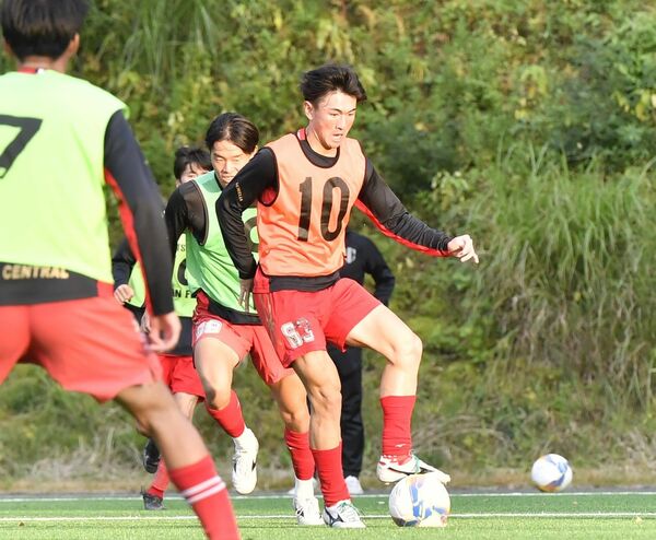 準決勝でハットトリックを決め、決勝でも活躍が期待される矢板中央の田中＝同校東泉グラウンド