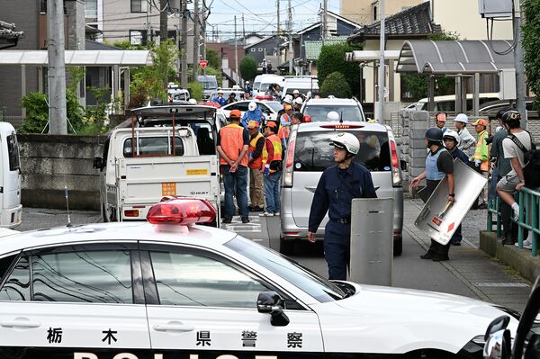 クマが出没し、騒然とする現場周辺＝９日午後３時、宇都宮市東簗瀬１丁目、河野光吉撮影